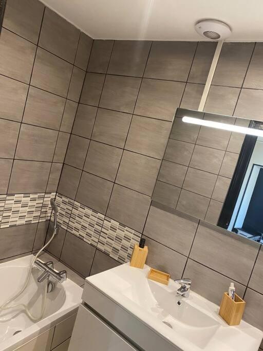 Gite De Tom Et Mag Classe 3 * Clevacances Villa Понжибо Екстериор снимка